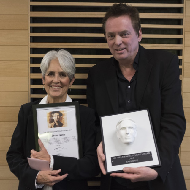 Joan Baez tog emot Joe Hill Memorial Music Award på Stockholm Waterfront