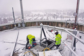 Toppen av vattentornet med mansluckan ner till reservoaren.