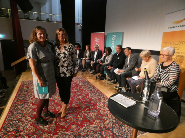 Fr v Moderatorerna Eva Cooper, Företagarna Gävleborg och Lotta Petterson, Svenskt Näringsliv Gävleborg, Roger Hedlund (SD, något skymd), Andrea Bromhed (MP), Per Åsling (C), Martina Kyngäs (KD), Lars Beckman (M), Per-Åke Fredriksson (L), Ulla Ande