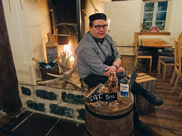 Leif Klövstedt, köksmästare på Axmar Brygga lanserar Gin-Tonic-sill till årets julbord.