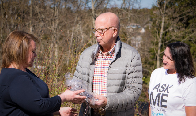 Föreningens ordförande Kent Christensson överlämnar gåva till leaderkontorets Jennie Seimark för gott samarbete. Projektledaren Helen Andersson övervakar det hela.