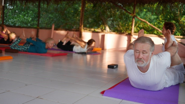 Yogaklass i Kerala i Södra Indien. Två och en halv vecka med deltagare från Sverige