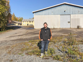 Oliver utanför Lundgrens klassiska båtfabrik i Mo, norra Ockelbo.