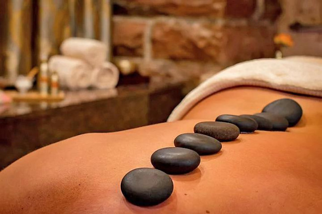 Rosmarin Hudvård i Gävle erbjuder Hot Stone massage.