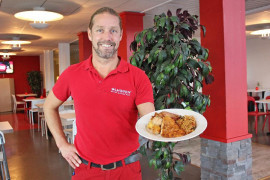 Johan Björklund presenterar Gävles billigaste lunchbuffé som serveras på Gluggen Hemsta i Gävle.