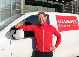 Johan Björklund kör ut Gluggens Jultallrikar i hela Gävle.