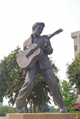 Elvis staty i centrala Memphis.