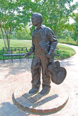 Staty vid barndomshemmet i Tupelo Mississippi.