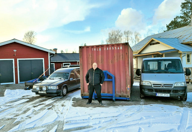 Pär Dahlstedt redo med begravningsbilen och färdtjänstbussen till Ukraina.