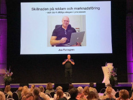 Joe Formgren föreläser om reklam och marknadsföring.