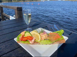 Sveriges godaste sommarsmörgås? Landgången på Axmar Brygga.