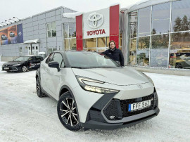 Petter Björklund, säljare på Bilinorr Gävle med nya C-HR utanför Toyota Gävle.