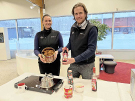 Sandra och Petter bjuder på glögg, kaffe och pepparkakor ändå fram till jul.