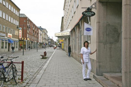 Helena på plats på Drottningatan i centrala Gävle.