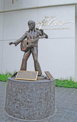 Elvisstatyn utanför Hilton i Las vegas.