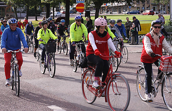 Först ut. Lärarförbundet i rött tar täten i starten på 5-milen 2009. (Foto: Bertil Wattman)