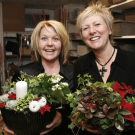 Mona Sundström och Corinne Kullberg visar sina alster för kvällen.