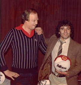 Hans-Ove tillsammans med fotbollsproffset Kevin Keegan.