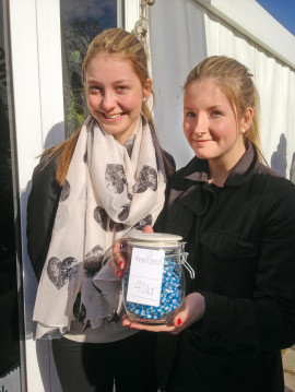 Josefine Bergqvist och Ellinor Johansson som driver UF-företaget Släck Törsten sålde armband på Gefle IF´s hemmapremiär.