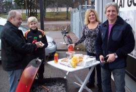 Jan Eriksson, Pontus Carlsson, Mie Hammarström vankas grillad korv av Peo Bjurling.