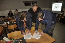 Kontrakts skrivning. Fr.v. Ordföranden Thomas Dahl, Gunnar Helin Elgro AB, Daniel Ersson Sekreterare Gävleavdelningen. Foto Per Rickheden