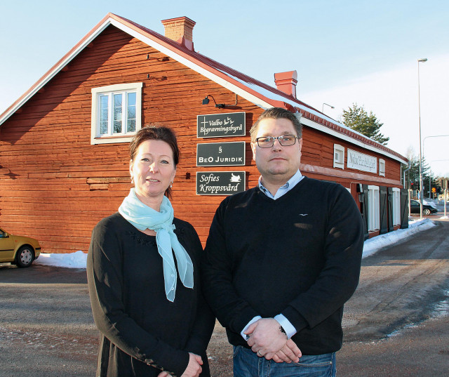 Pia Björk och Peter Wolff utanför Valbo Begravningsbyrå .